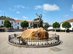 Estatua de bronce de un ciervo en la plaza de Andalucía