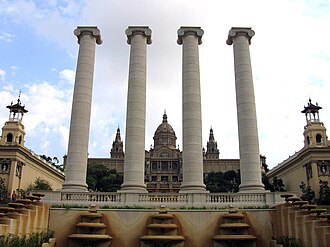 Las Cuatro Columnas situadas en la montaña de Montjuic