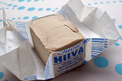 Un bloque compacto de levadura fresca para uso en panadería.
