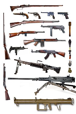 Surtido de diferentes tipos de armas de fuego dispuestas sobre una superficie.