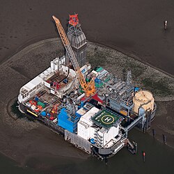 Vista aérea de una plataforma petrolera en una zona marina o costera