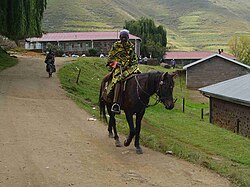 Hombre a caballo con manta tradicional