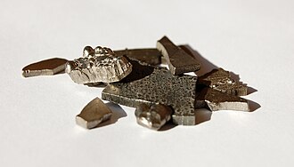 Muestra metálica de cobalto puro con su característico tono grisáceo y brillante