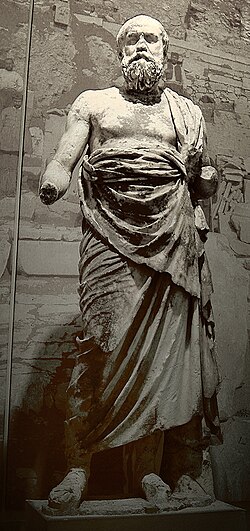 Estatua clásica de un filósofo expuesta en el Museo Arqueológico de Delfos