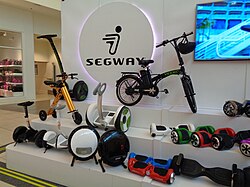Vehículos de micromobilidad montados en un escaparate