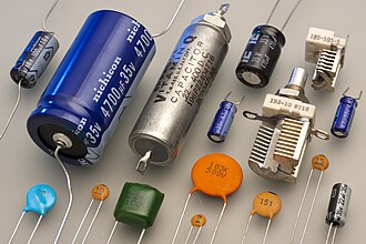 Varios tipos de condensadores electrónicos y pasivos