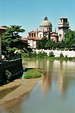 El Adigio a su paso por Verona