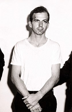 Lee Harvey Oswald detenido por las autoridades