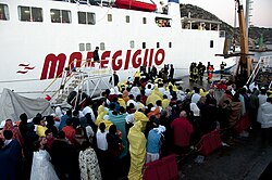 Pasajeros rescatados reunidos en tierra tras la evacuación