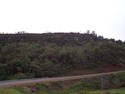 Paisaje de ruta costera en una región vinculada al basamento cristalino sudamericano