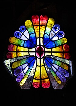 Detalle de una vidriera con cristales de colores en forma de ala de mariposa