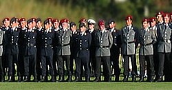 Nuevos reclutas prestando juramento formal durante una ceremonia en el año 2004.