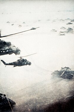 Fuerzas terrestres soviéticas en acción con helicópteros Mi-24 y tanques T-62.