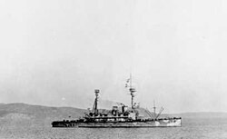 HMS Agamemnon en una visita previa a Mudros durante la campaña de Dardanelos en 1915.