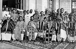 Fotografía histórica del emperador etíope Haile Selassie rodeado de su corte