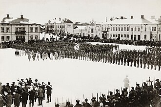Jägers finlandeses desfilando en la plaza mayor de Vaasa en 1918
