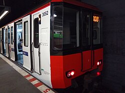 Unidad del Metro de Barcelona en la estación de Zona Universitària