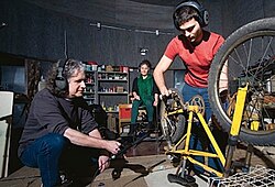 Artistas Foley grabando efectos de sonido para bicicleta