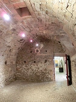 Interior de una celda de piedra en el Castillo de If, en Francia.