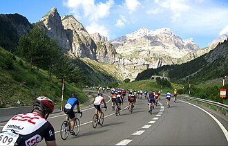 Ciclistas ascendiendo el puerto de Somport en 2007