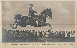 El príncipe heredero saltando en un torneo en 1906