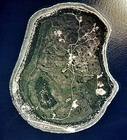 Vista aérea de la isla de Nauru en 2002