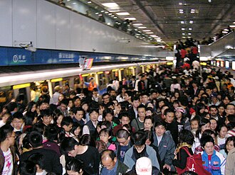 Multitud en el metro de Taipéi