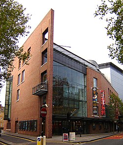 Fachada exterior del edificio actual del Teatro de Sadler's Wells en Londres