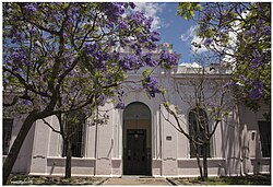 Fachada de escuela primaria argentina