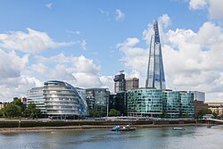 La orilla del río Támesis en Southwark en las inmediaciones del Puente de la Torre.