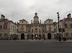 Edificio de los Horse Guards visto desde Whitehall con sus tres arcos característicos.