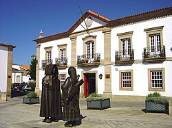 Monumento a los mirandeses con capa de honras