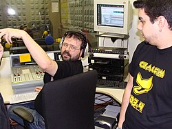 Mariano Fernández y Diego de la Vega trabajando en la mesa de mezclas del control de la emisora en el año 2010.