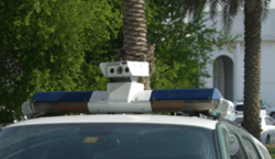 Coche de policía en Dubái con una cámara instalada para el reconocimiento de matrículas