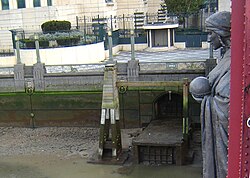 Desbordamiento desviado del Effra hacia el Támesis, junto al Puente de Vauxhall, bajo la escultura de Alfred Drury de Science.