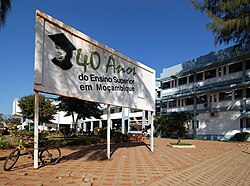 Fachada y entorno de edificios pertenecientes a la Universidade Eduardo Mondlane en Maputo.