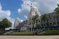 Exterior del estadio con las clásicas torres