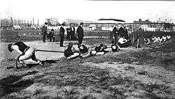 Fotografía histórica de competidores realizando el juego de la soga en los Juegos Olímpicos de San Luis 1904