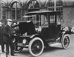 Thomas Alva Edison junto a un automóvil eléctrico en 1913