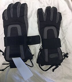Guantes de snowboard con protección integrada de plástico para la muñeca.