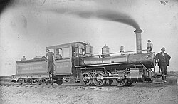Fotografía histórica de un tren de carga junto a las rutas comerciales de los lagos