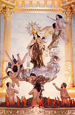 Escultura barroca de la Virgen del Carmen rodeada de ángeles rescatando almas.