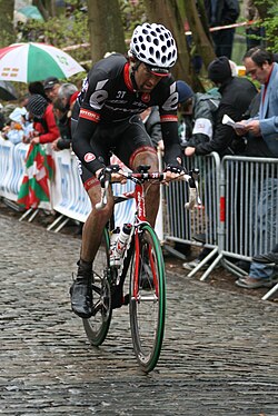 Ciclista en el ascenso adoquinado del Monte Kemmel
