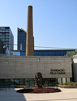 Escultura Dell'Arte de Jaume Plensa frente al edificio del museo