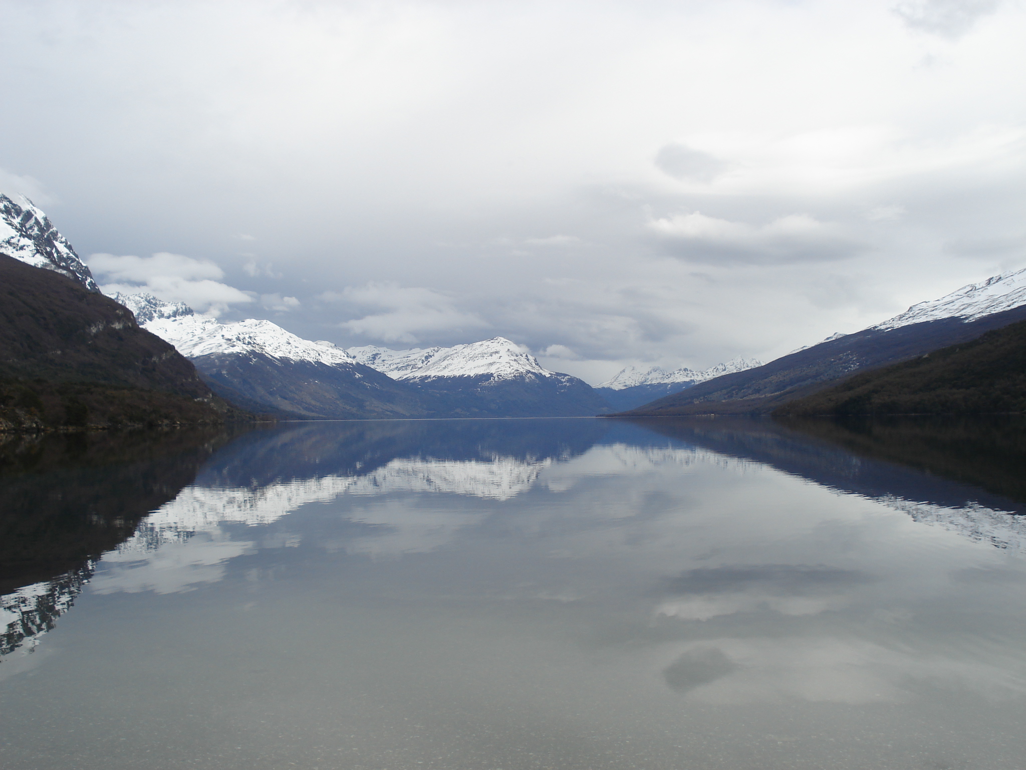 Vista panorámica del Lago Roca rodeado de vegetación boscosa