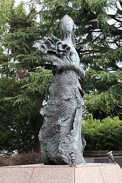 Estatua de las cigarreras relacionadas con la obra La Tribuna