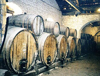 Barricas de madera destinadas al envejecimiento del vino.