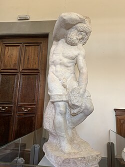Detalle del esclavo barbudo de Miguel Ángel en la galería