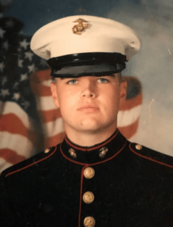 Vance como miembro del Cuerpo de Marines de los Estados Unidos en 2003