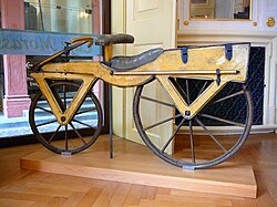 La draisiana, un vehículo de madera de dos ruedas